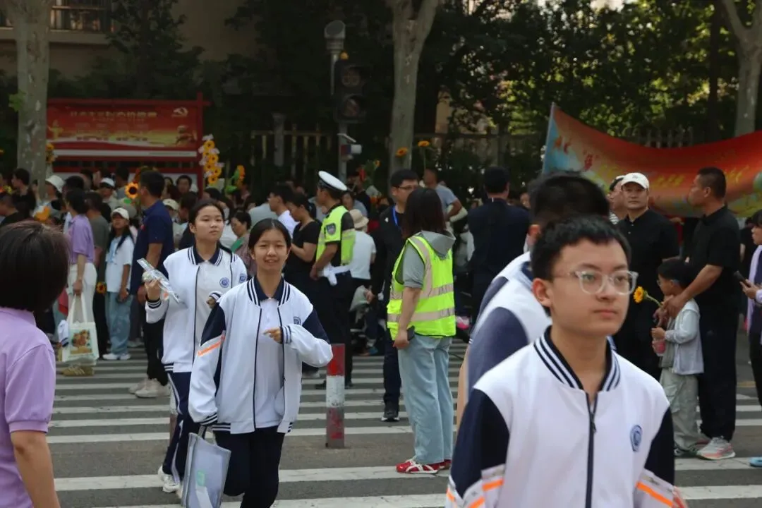 今天,日照中考开考!直击现场……-第7张图片-四季读书网 今天,日照中考开考!直击现场……-第7张图片-四季读书网