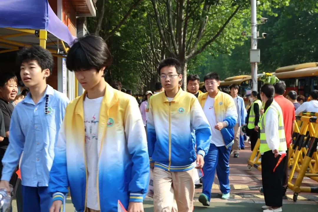 今天,日照中考开考!直击现场……-第9张图片-四季读书网 今天,日照中考开考!直击现场……-第9张图片-四季读书网