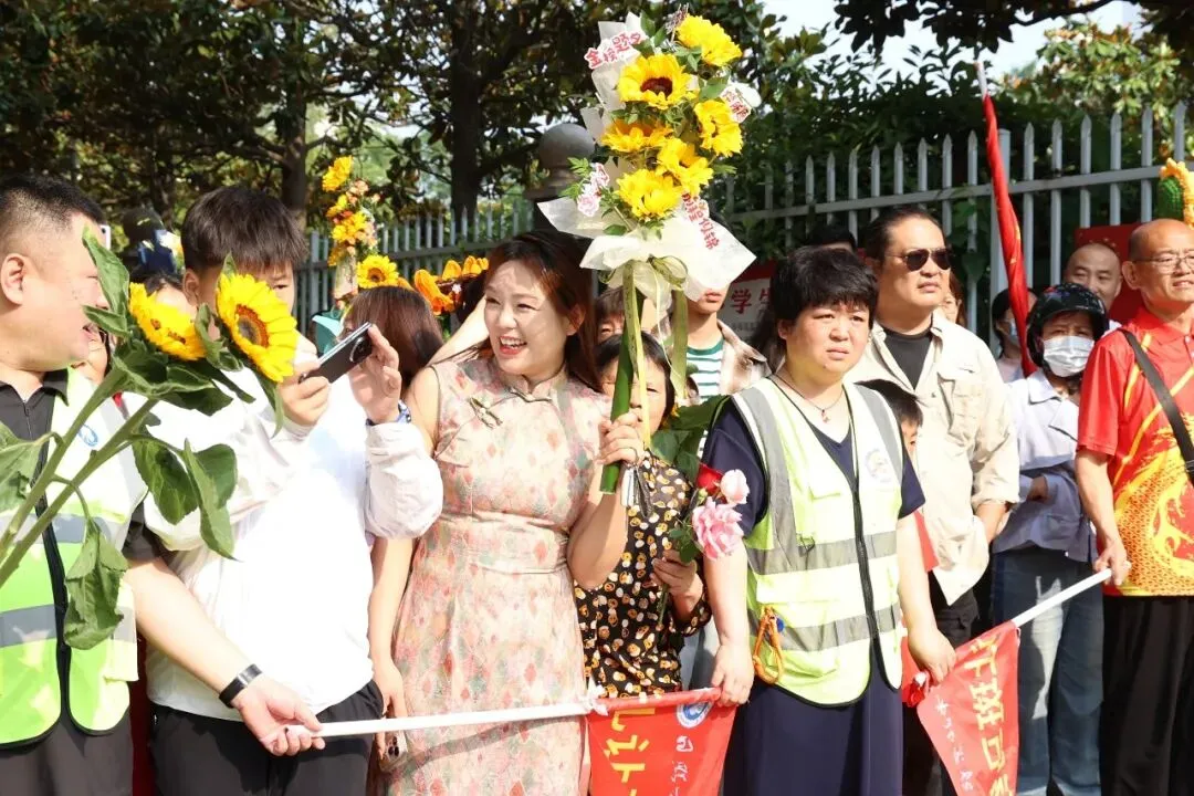 今天,日照中考开考!直击现场……-第20张图片-四季读书网 今天,日照中考开考!直击现场……-第20张图片-四季读书网
