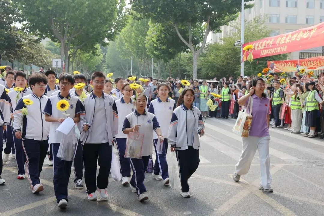 今天,日照中考开考!直击现场……-第38张图片-四季读书网 今天,日照中考开考!直击现场……-第38张图片-四季读书网