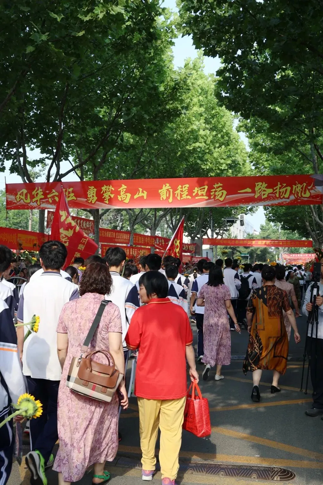 今天,日照中考开考!直击现场……-第40张图片-四季读书网 今天,日照中考开考!直击现场……-第40张图片-四季读书网