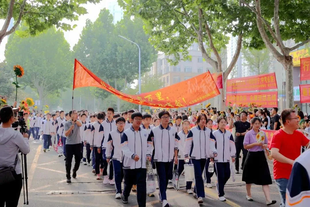 今天,日照中考开考!直击现场……-第42张图片-四季读书网 今天,日照中考开考!直击现场……-第42张图片-四季读书网