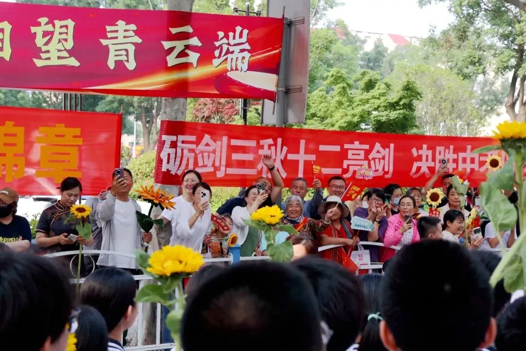 今天,日照中考开考!直击现场……-第44张图片-四季读书网 今天,日照中考开考!直击现场……-第44张图片-四季读书网