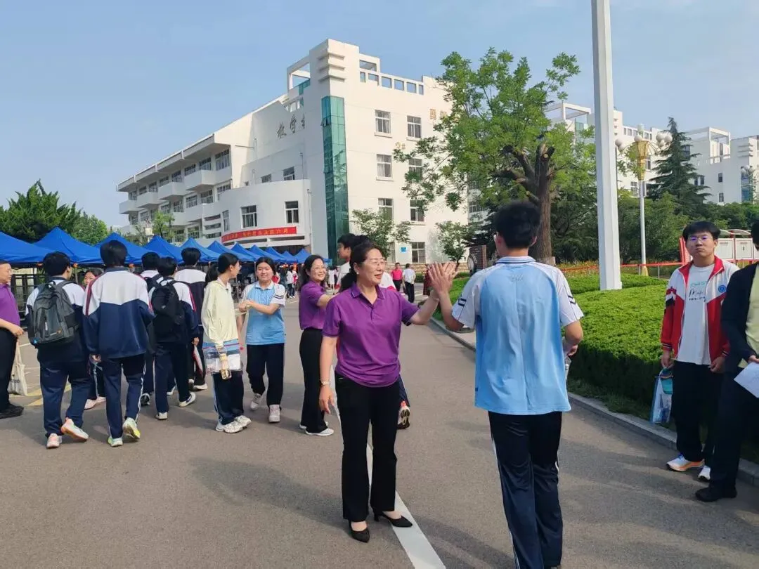 中考加油!现场直击!-第11张图片-四季读书网 中考加油!现场直击!-第11张图片-四季读书网