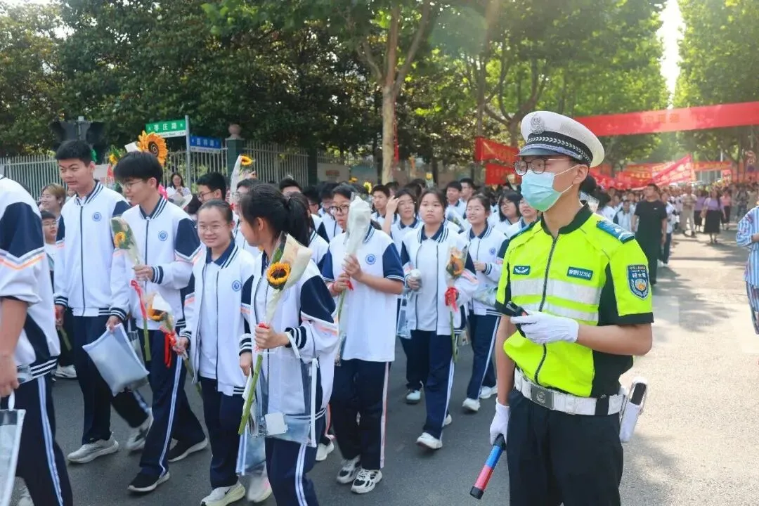 中考加油!现场直击!-第24张图片-四季读书网 中考加油!现场直击!-第24张图片-四季读书网