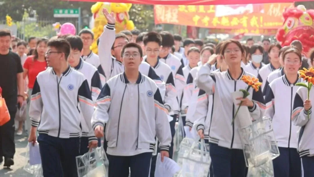 中考加油!现场直击!-第25张图片-四季读书网 中考加油!现场直击!-第25张图片-四季读书网