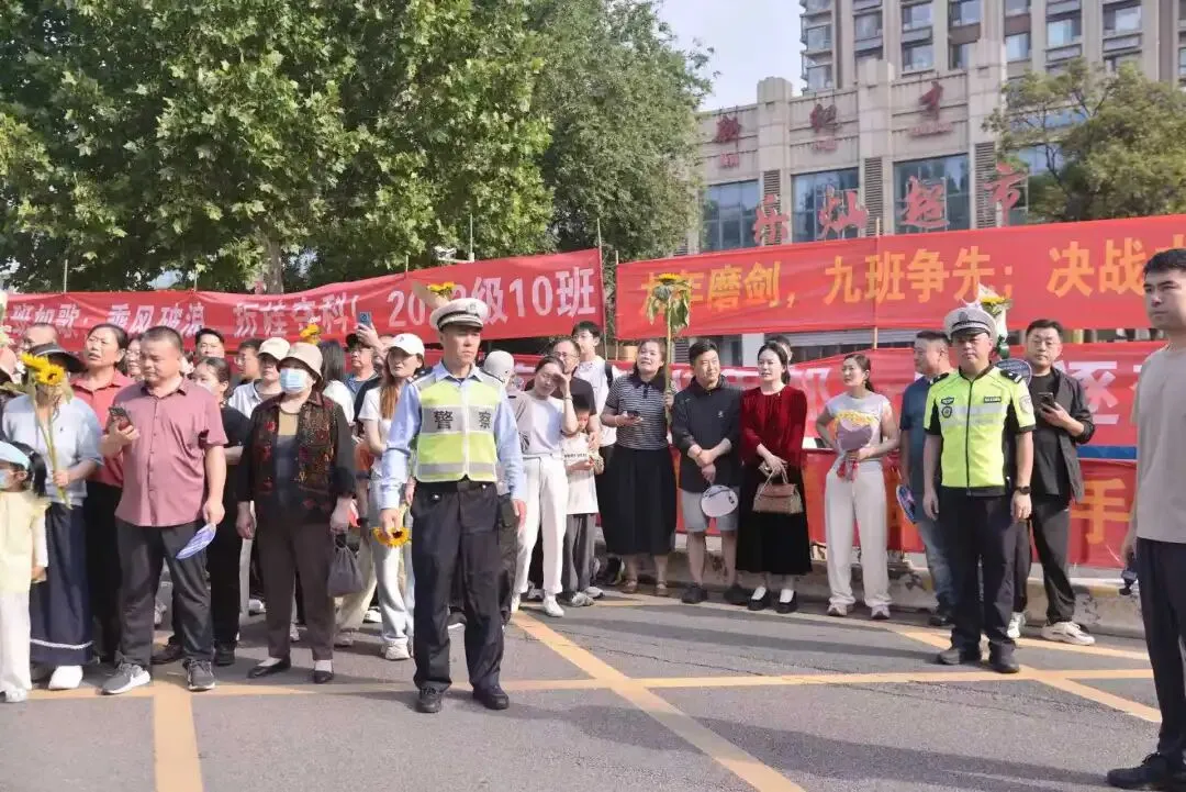 中考加油!现场直击!-第40张图片-四季读书网 中考加油!现场直击!-第40张图片-四季读书网