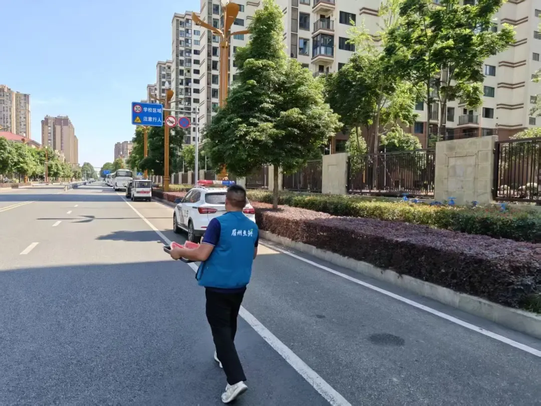 心系一线值守,助力中考保障——眉州生鲜为中考执勤人员送清凉-第7张图片-四季读书网 心系一线值守,助力中考保障——眉州生鲜为中考执勤人员送清凉-第7张图片-四季读书网