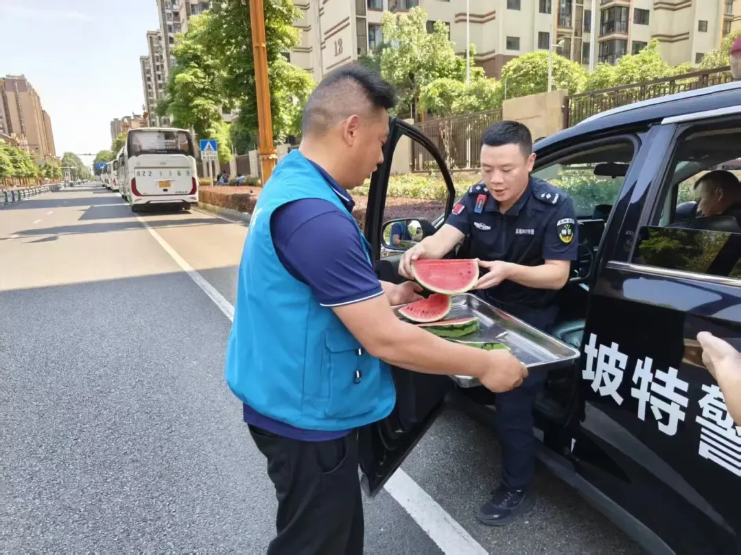 心系一线值守,助力中考保障——眉州生鲜为中考执勤人员送清凉-第8张图片-四季读书网 心系一线值守,助力中考保障——眉州生鲜为中考执勤人员送清凉-第8张图片-四季读书网