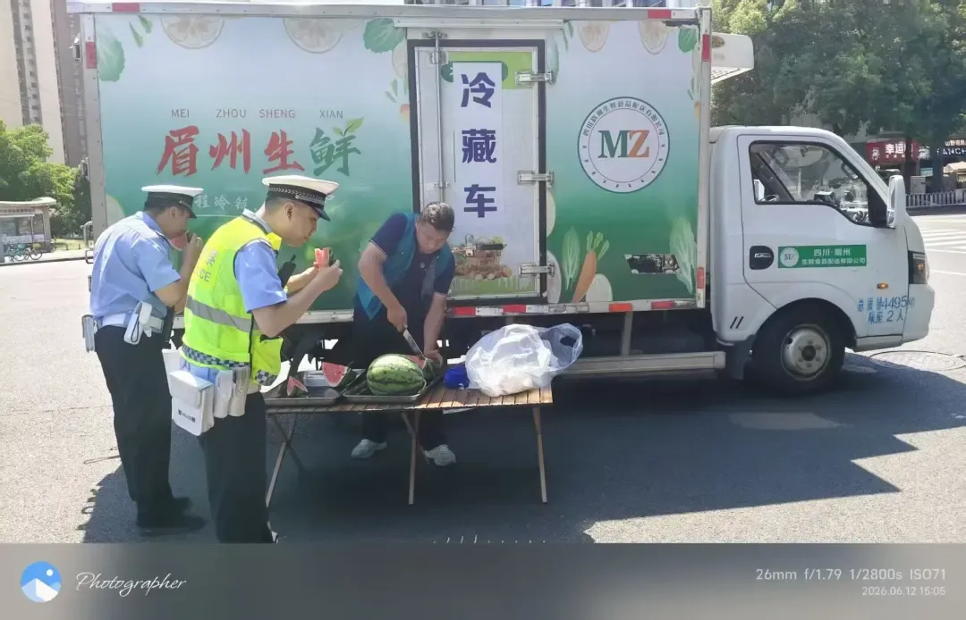 心系一线值守,助力中考保障——眉州生鲜为中考执勤人员送清凉-第11张图片-四季读书网 心系一线值守,助力中考保障——眉州生鲜为中考执勤人员送清凉-第11张图片-四季读书网