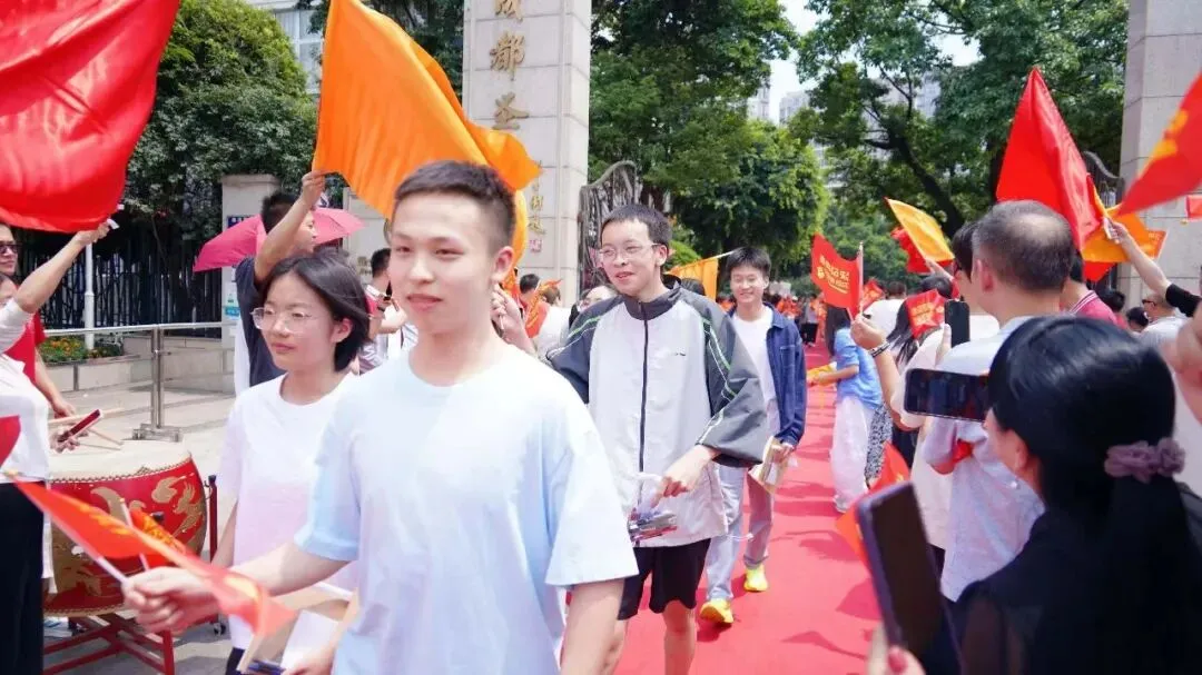 2026成都中考作文题目出炉!家长吐槽这个比高考作文还难!-第2张图片-四季读书网 2026成都中考作文题目出炉!家长吐槽这个比高考作文还难!-第2张图片-四季读书网