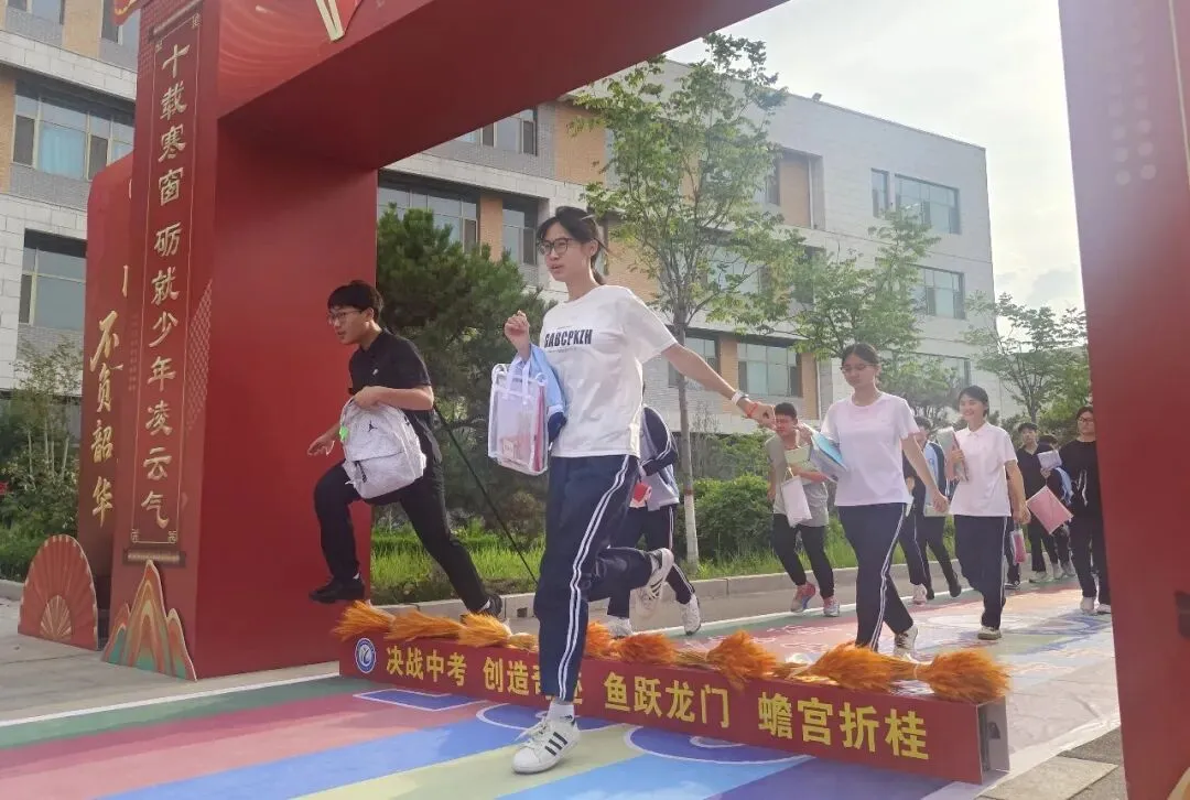 【助力中考·五】以少年之名 赴中考之约 | 阳信县水韵梨乡实验学校举行2026年送考仪式-第10张图片-四季读书网