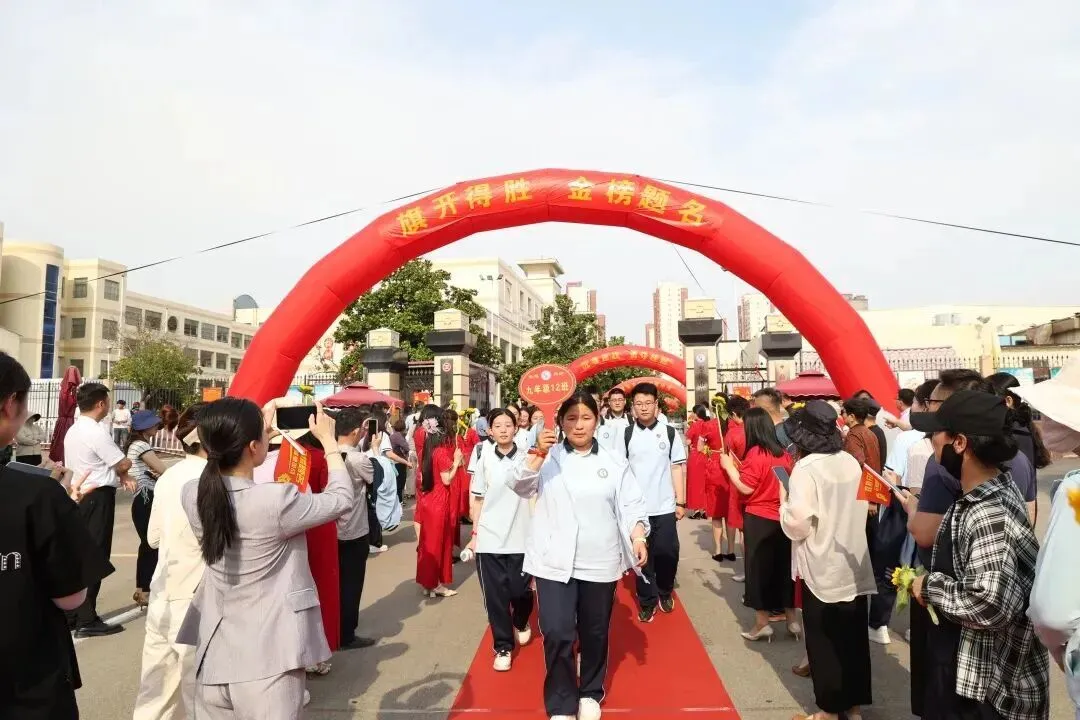 中考首日,落笔生花!-第1张图片-四季读书网