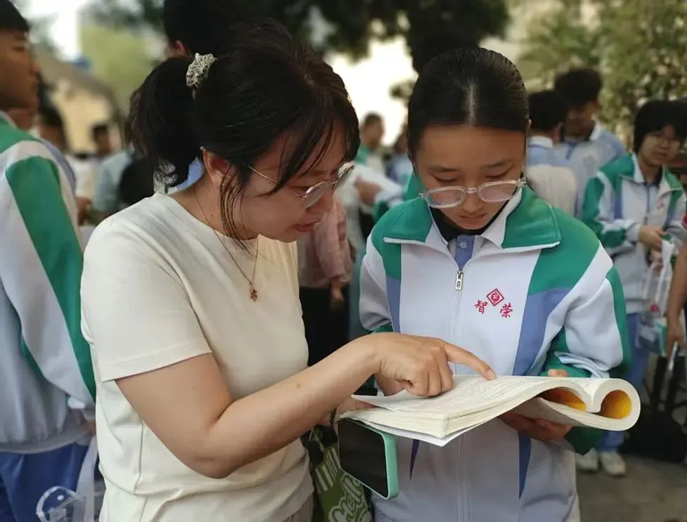 中考,加油!多视角直击智荣中学中考暖心送考-第12张图片-四季读书网
