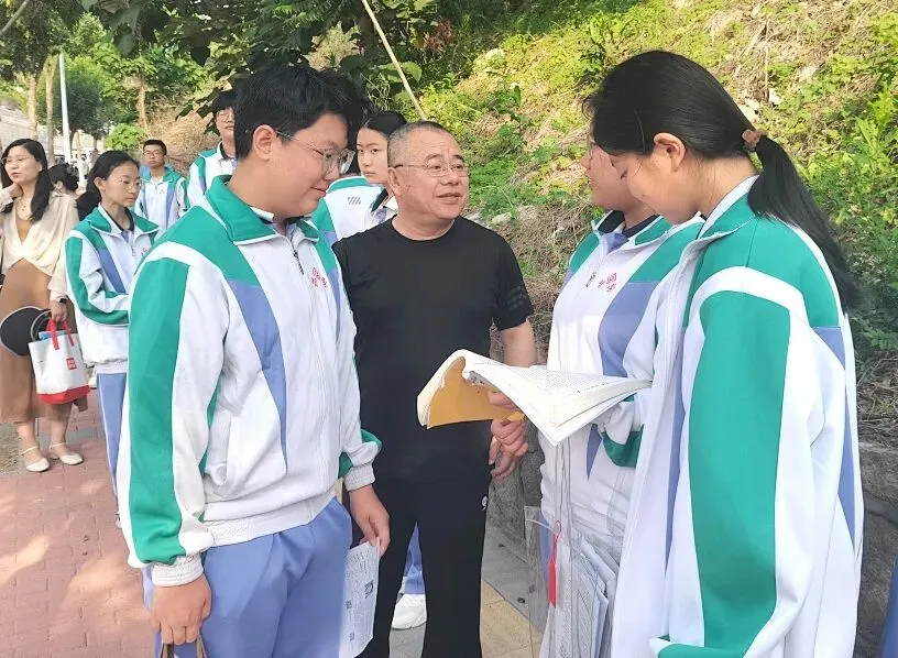 中考,加油!多视角直击智荣中学中考暖心送考-第14张图片-四季读书网