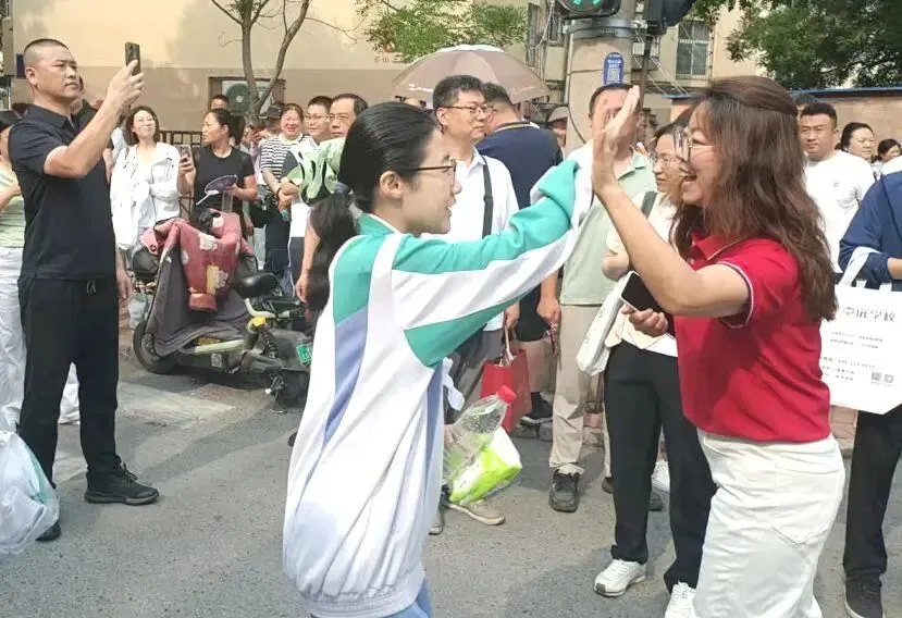 中考,加油!多视角直击智荣中学中考暖心送考-第15张图片-四季读书网