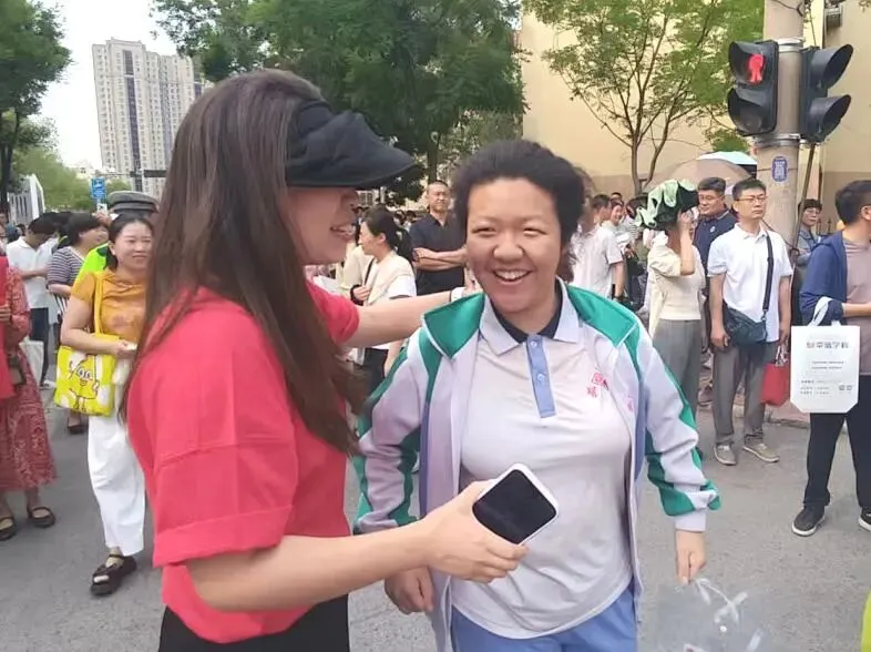 中考,加油!多视角直击智荣中学中考暖心送考-第16张图片-四季读书网