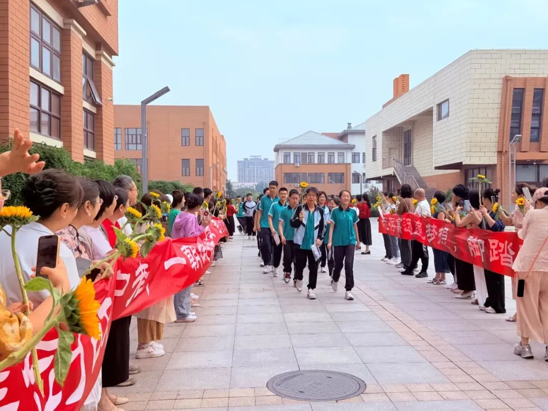 【全环境立德树人】新民·中考|笔锋逐梦行, 乘风跃龙门——2026龙口市新民学校加油!-第52张图片-四季读书网 【全环境立德树人】新民·中考|笔锋逐梦行, 乘风跃龙门——2026龙口市新民学校加油!-第52张图片-四季读书网