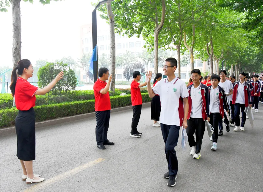 中考加油!潍坊中考首日直击→-第17张图片-四季读书网 中考加油!潍坊中考首日直击→-第17张图片-四季读书网