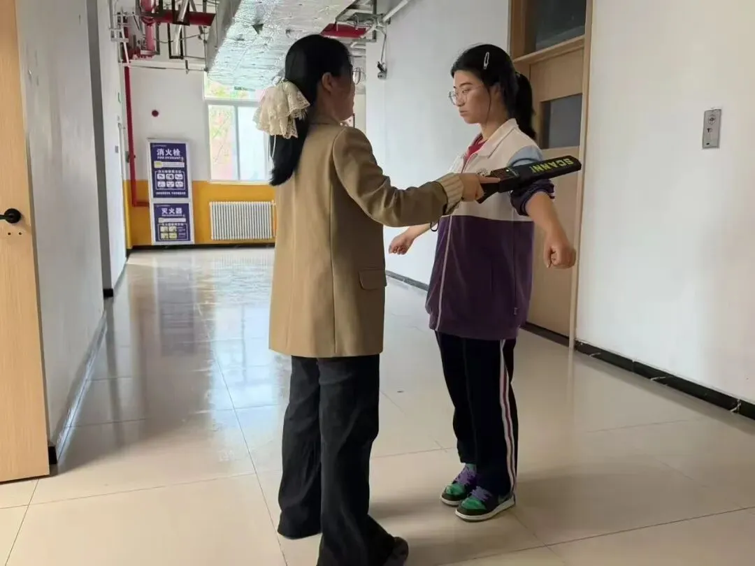 凝神笃思迎模考 沉稳自律赴冲刺|杨凌衡实中学初三中考模拟考试有序开展-第3张图片-四季读书网