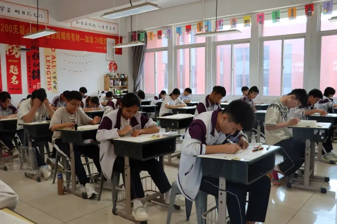 凝神笃思迎模考 沉稳自律赴冲刺|杨凌衡实中学初三中考模拟考试有序开展-第6张图片-四季读书网