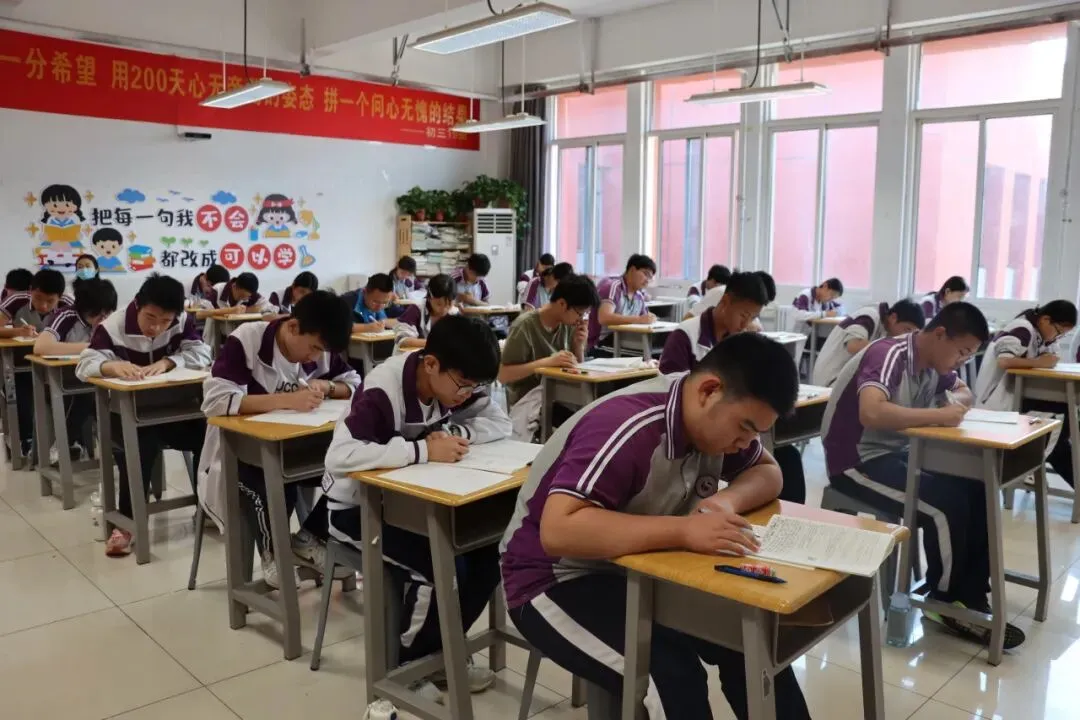 凝神笃思迎模考 沉稳自律赴冲刺|杨凌衡实中学初三中考模拟考试有序开展-第9张图片-四季读书网