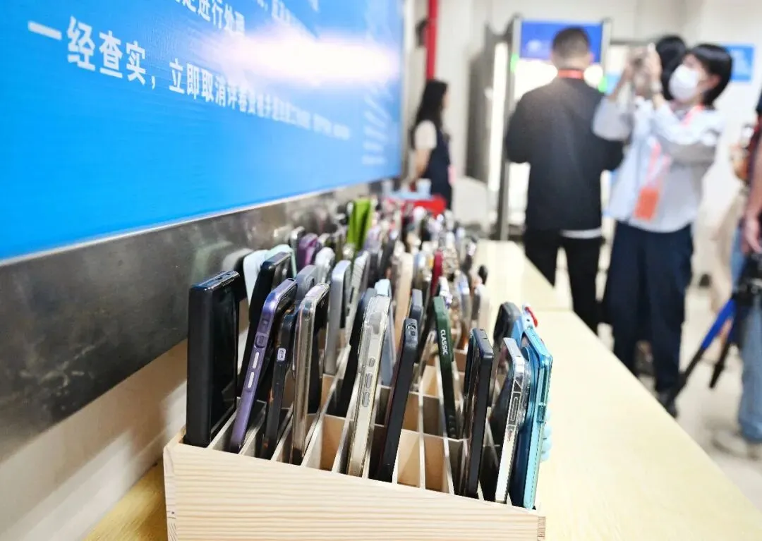 近126万份试卷怎样打分?探访重庆高考评卷现场-第5张图片-四季读书网 近126万份试卷怎样打分?探访重庆高考评卷现场-第5张图片-四季读书网