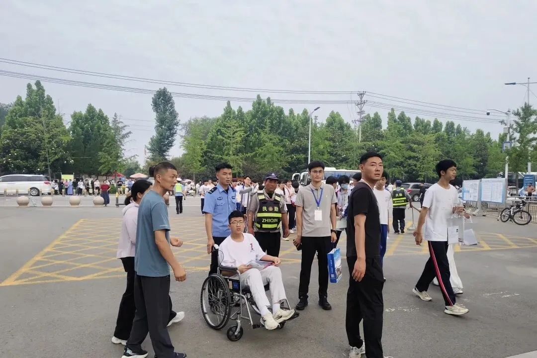 中考首日,温情护航——郯城县实验中学考点里的“养善”微光-第12张图片-四季读书网 中考首日,温情护航——郯城县实验中学考点里的“养善”微光-第12张图片-四季读书网