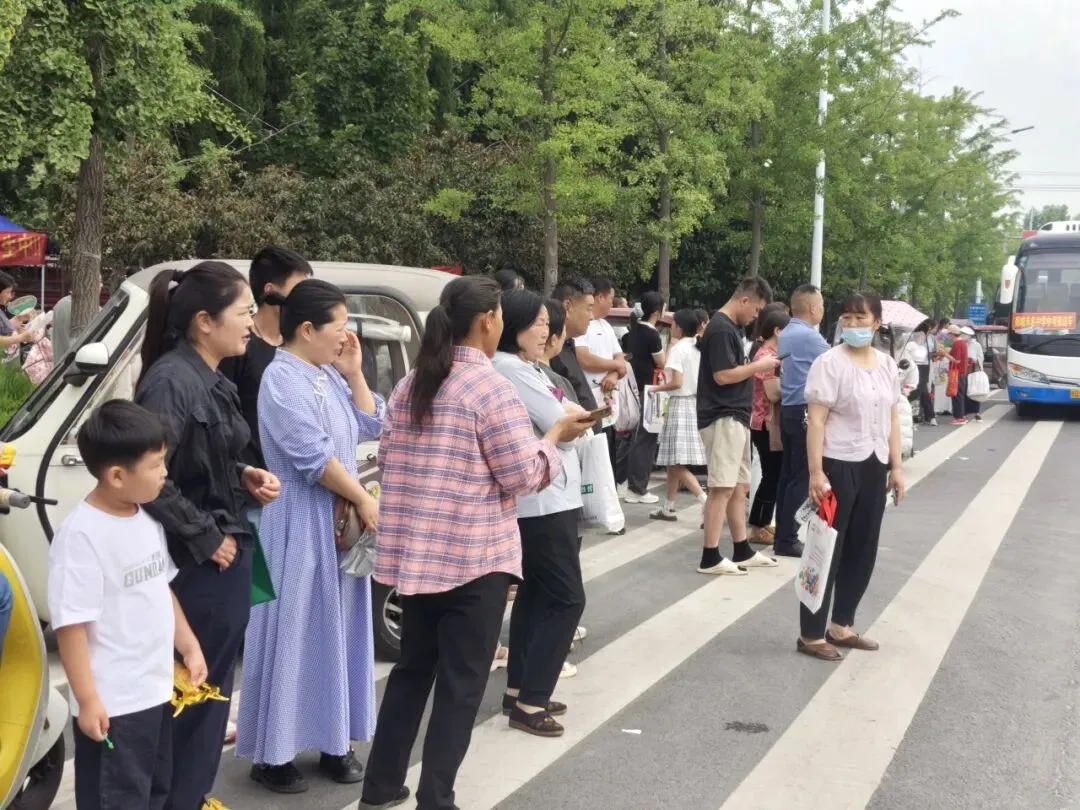 中考首日,温情护航——郯城县实验中学考点里的“养善”微光-第17张图片-四季读书网 中考首日,温情护航——郯城县实验中学考点里的“养善”微光-第17张图片-四季读书网