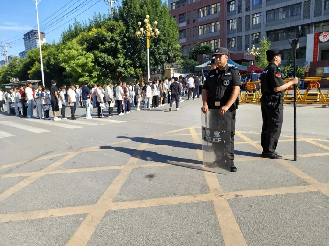 【护航中考】中考首日,巨野公安全力护航,助学子乘风破浪!-第20张图片-四季读书网 【护航中考】中考首日,巨野公安全力护航,助学子乘风破浪!-第20张图片-四季读书网