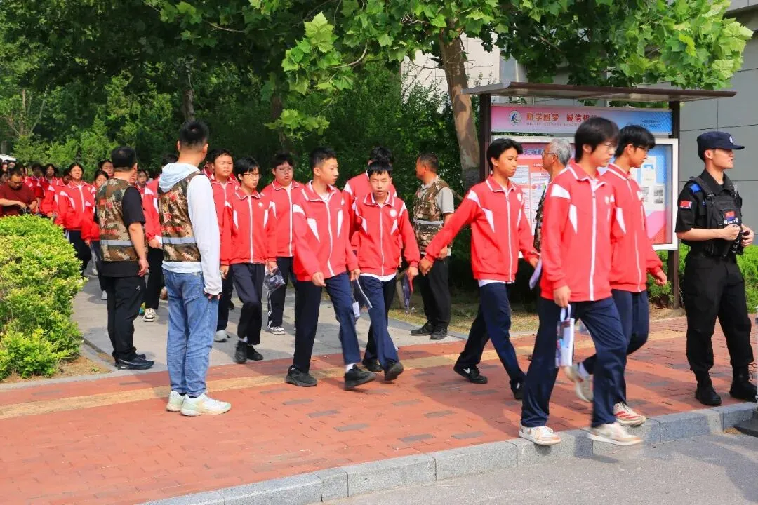 高考落幕,中考登场,河口志愿服务力量接续护航!-第14张图片-四季读书网 高考落幕,中考登场,河口志愿服务力量接续护航!-第14张图片-四季读书网