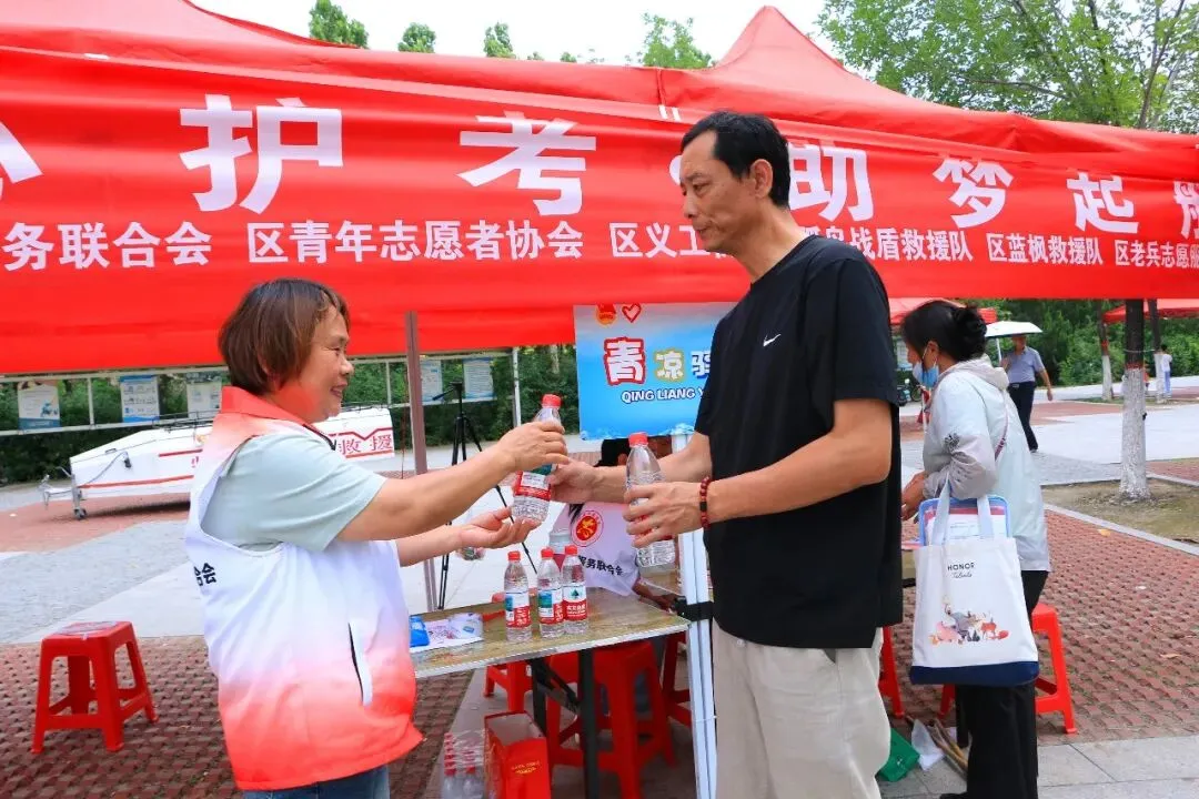 高考落幕,中考登场,河口志愿服务力量接续护航!-第15张图片-四季读书网 高考落幕,中考登场,河口志愿服务力量接续护航!-第15张图片-四季读书网