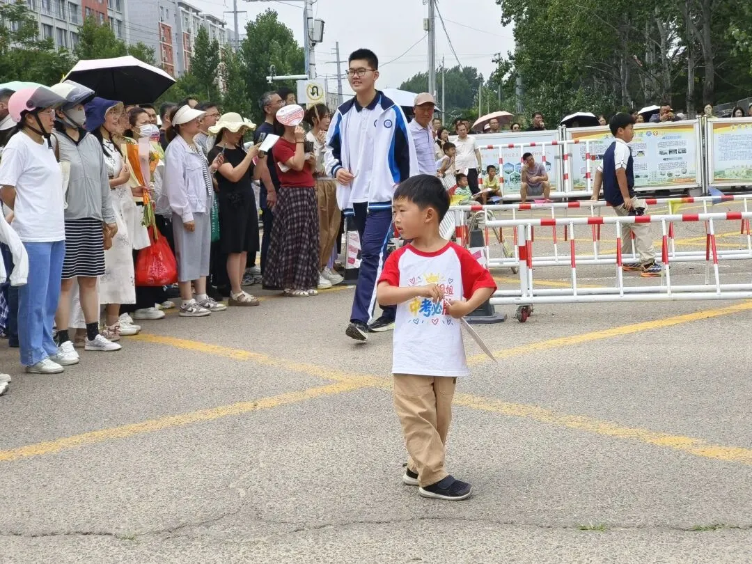 2026年中考今日拉开帷幕 胶州一万余名九年级考生逐梦考场-第9张图片-四季读书网 2026年中考今日拉开帷幕 胶州一万余名九年级考生逐梦考场-第9张图片-四季读书网