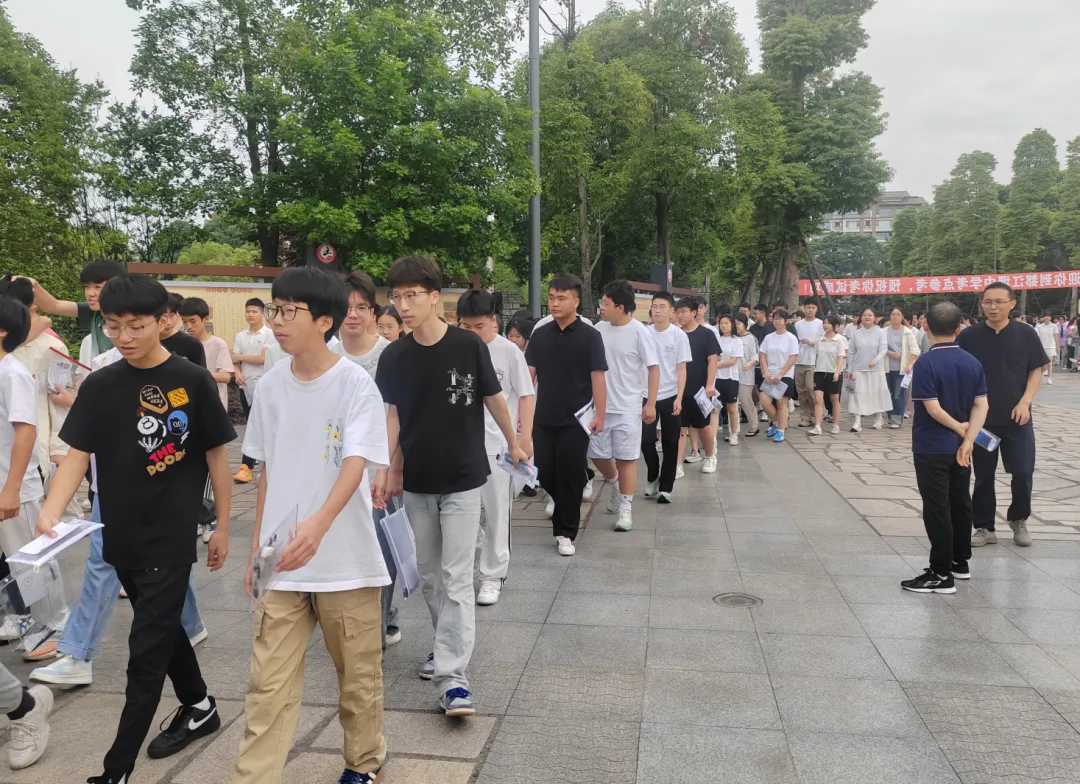 今天中考!3760名学子应试逐梦-第3张图片-四季读书网