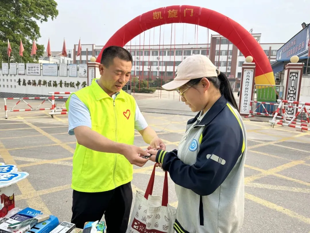 中考首日,老兵护航!海青镇用心守护学子逐梦路-第8张图片-四季读书网 中考首日,老兵护航!海青镇用心守护学子逐梦路-第8张图片-四季读书网