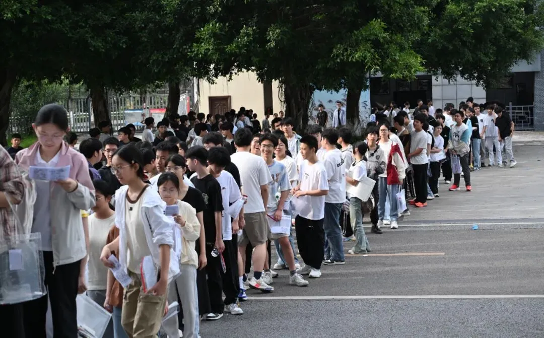 中考首日|直击蓬安考场现场-第5张图片-四季读书网 中考首日|直击蓬安考场现场-第5张图片-四季读书网