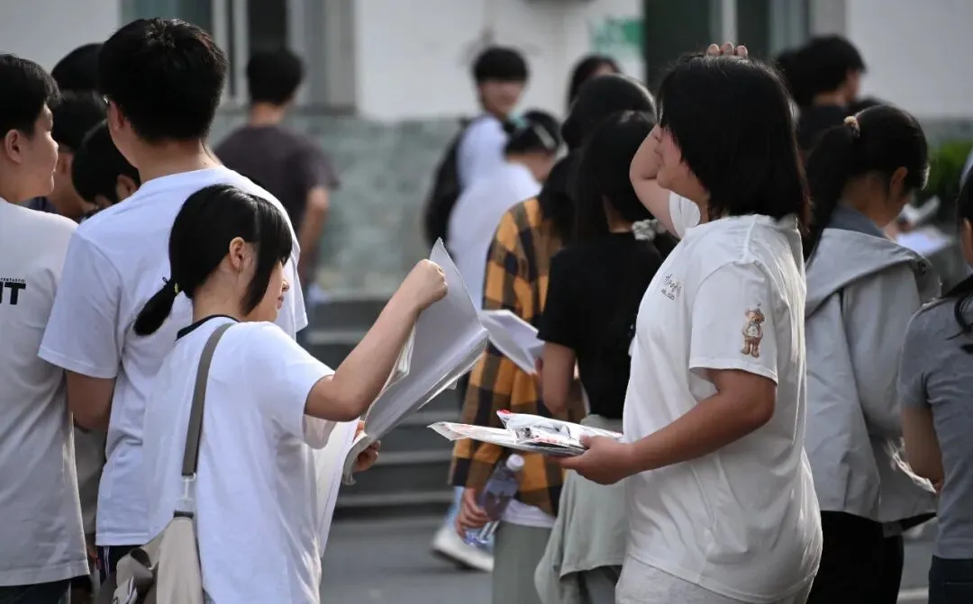 中考首日|直击蓬安考场现场-第8张图片-四季读书网 中考首日|直击蓬安考场现场-第8张图片-四季读书网