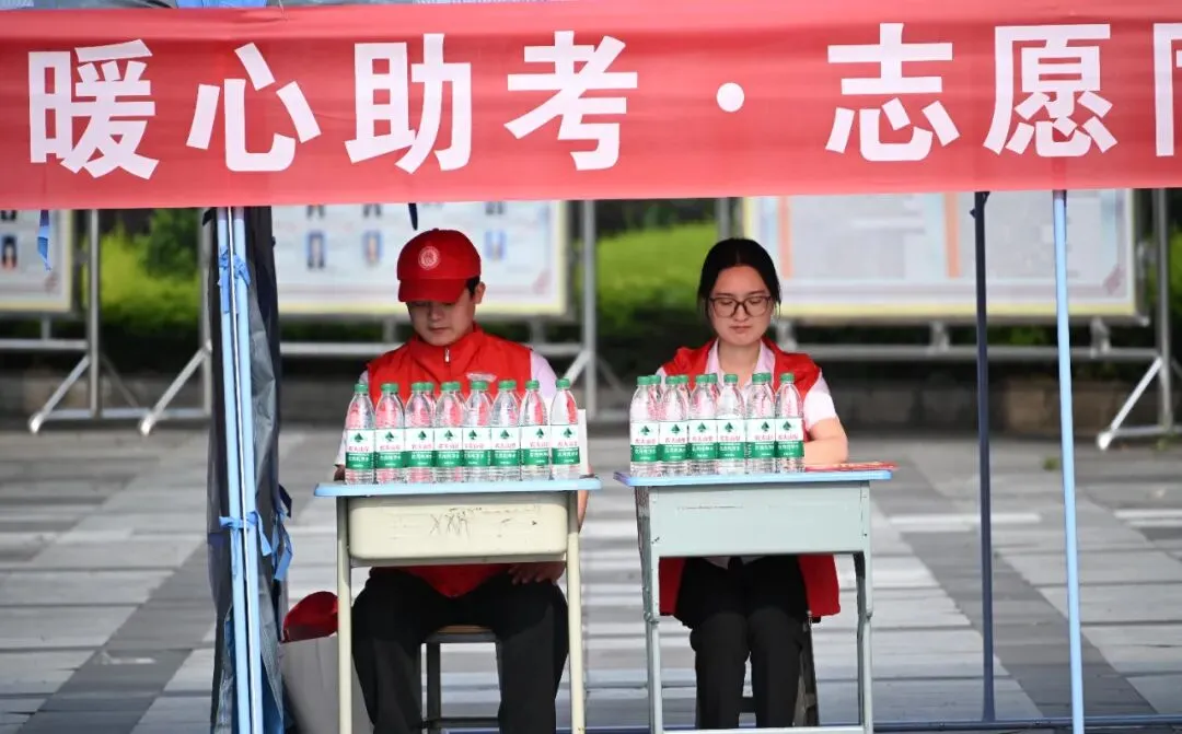 中考首日|直击蓬安考场现场-第26张图片-四季读书网 中考首日|直击蓬安考场现场-第26张图片-四季读书网