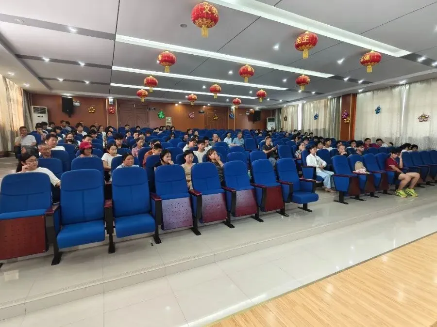 家校同心,护航中考——肥西县严店初级中学家长学校暨2026届毕业班家长会圆满召开-第4张图片-四季读书网 家校同心,护航中考——肥西县严店初级中学家长学校暨2026届毕业班家长会圆满召开-第4张图片-四季读书网