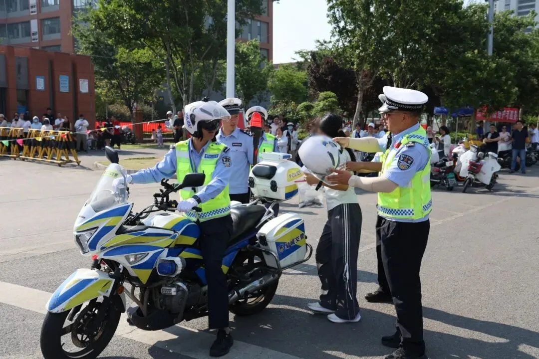 中考首日,邹城公安守护如约而至-第28张图片-四季读书网 中考首日,邹城公安守护如约而至-第28张图片-四季读书网