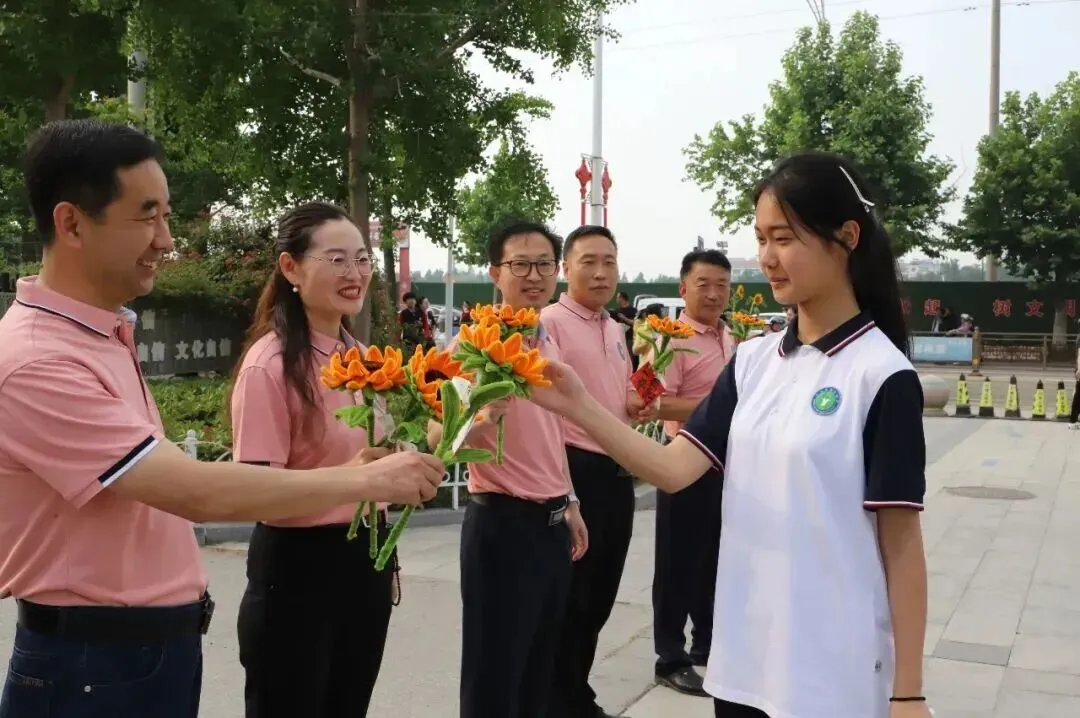 中考拍了拍你:这一次,换你上场��-第11张图片-四季读书网 中考拍了拍你:这一次,换你上场��-第11张图片-四季读书网