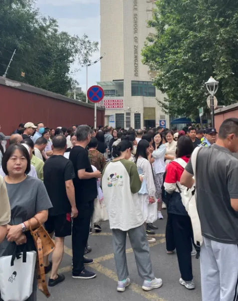 往年模考分数常年突破620分,西安这名男生高考估分仅550分,屋内气氛瞬间沉寂,想要报考长安大学希望渺茫.-第1张图片-四季读书网