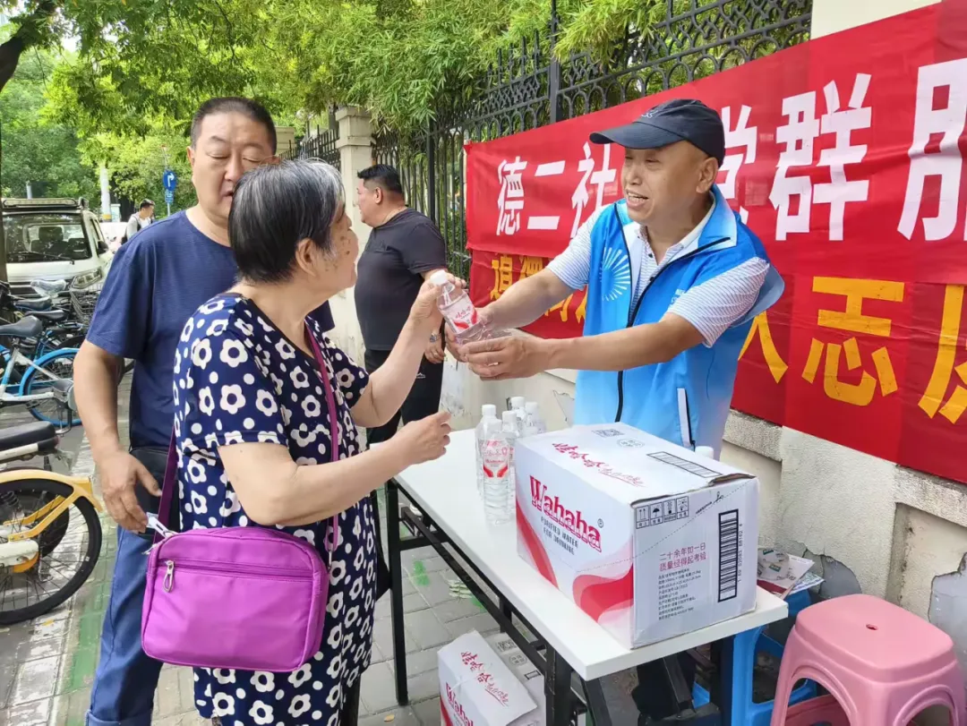 中考首日 温情护航|道德街街道“党群服务流动站”又“出摊”啦!-第5张图片-四季读书网 中考首日 温情护航|道德街街道“党群服务流动站”又“出摊”啦!-第5张图片-四季读书网