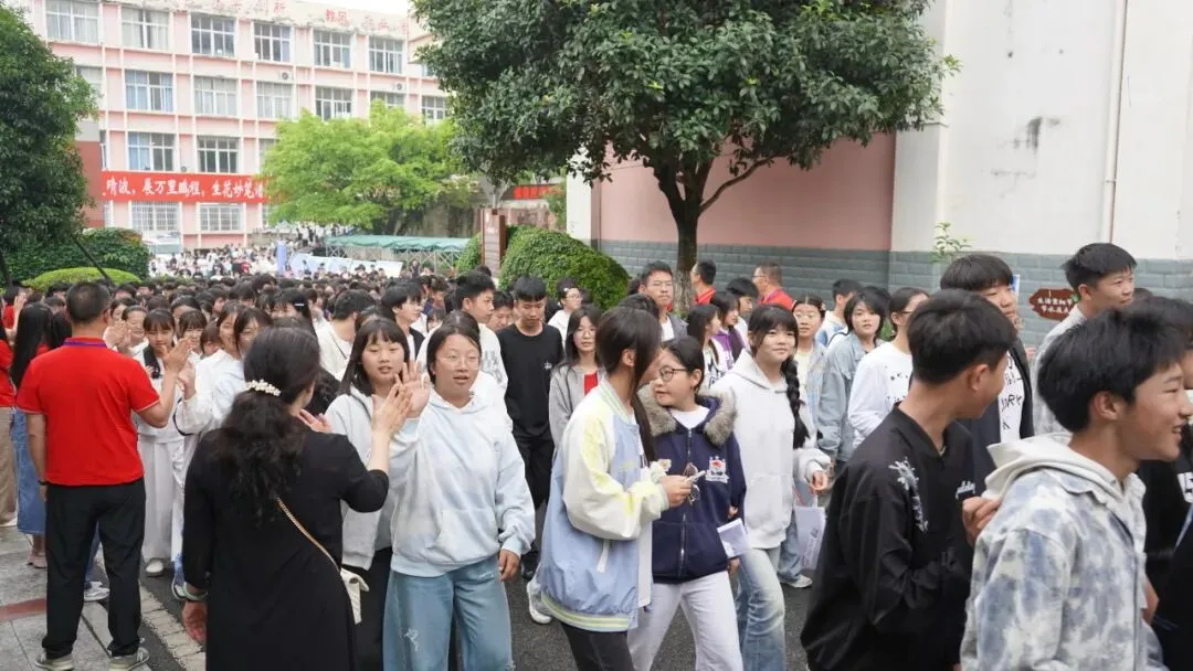 中考开考!汉源2700余名学子提笔逐梦-第4张图片-四季读书网