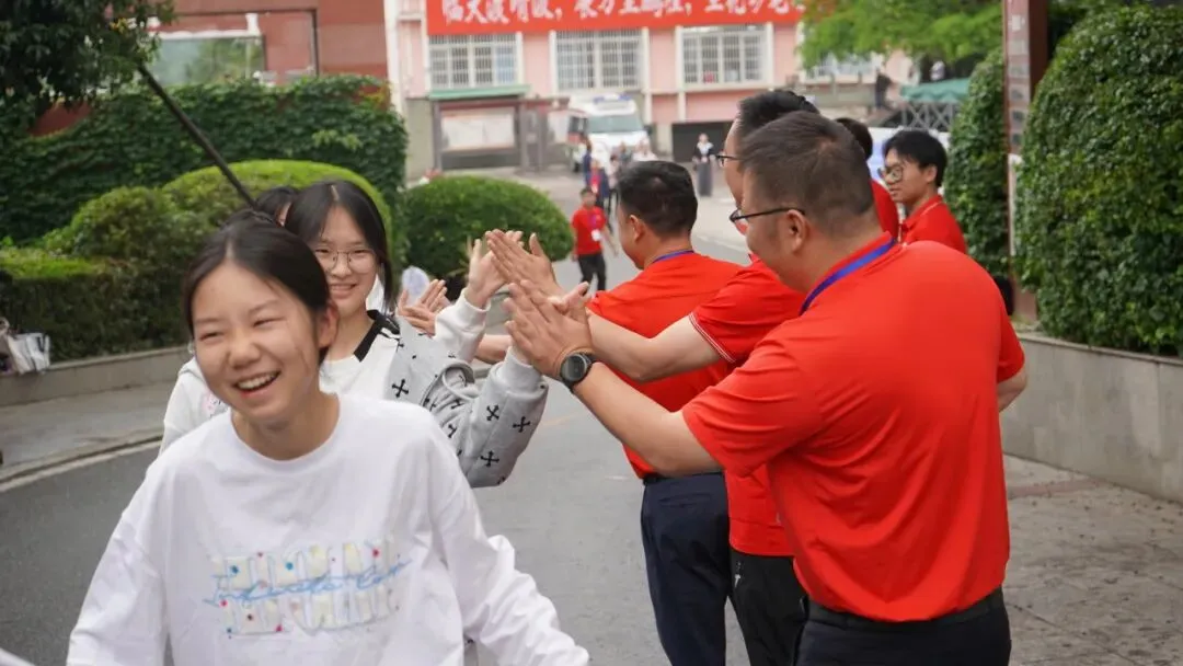 中考开考!汉源2700余名学子提笔逐梦-第6张图片-四季读书网