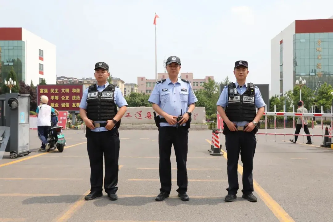 中考开考!护航!-第8张图片-四季读书网