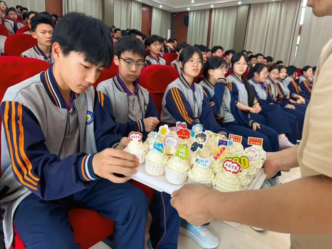 凝心聚力,决胜中考|泰华中学初三考前冲刺动员大会圆满落幕-第14张图片-四季读书网 凝心聚力,决胜中考|泰华中学初三考前冲刺动员大会圆满落幕-第14张图片-四季读书网