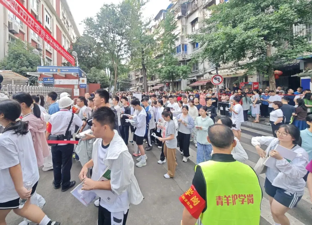 直击现场!青羊6500余名考生迎中考,多部门联动暖心“护考”-第3张图片-四季读书网 直击现场!青羊6500余名考生迎中考,多部门联动暖心“护考”-第3张图片-四季读书网