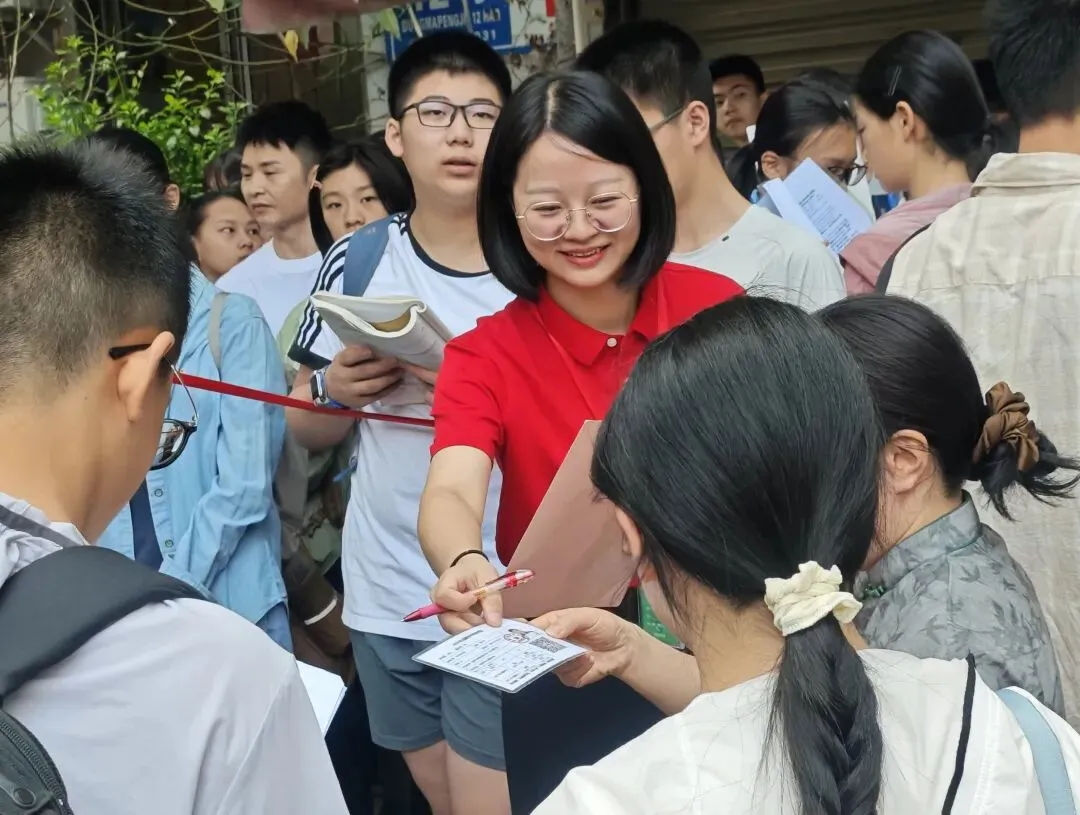 直击现场!青羊6500余名考生迎中考,多部门联动暖心“护考”-第4张图片-四季读书网 直击现场!青羊6500余名考生迎中考,多部门联动暖心“护考”-第4张图片-四季读书网