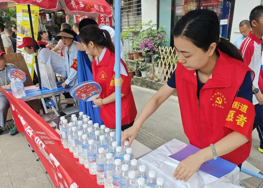 直击现场!青羊6500余名考生迎中考,多部门联动暖心“护考”-第5张图片-四季读书网 直击现场!青羊6500余名考生迎中考,多部门联动暖心“护考”-第5张图片-四季读书网